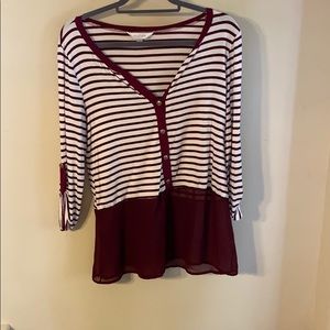 Maroon and white 3/4 length sleeved top!
